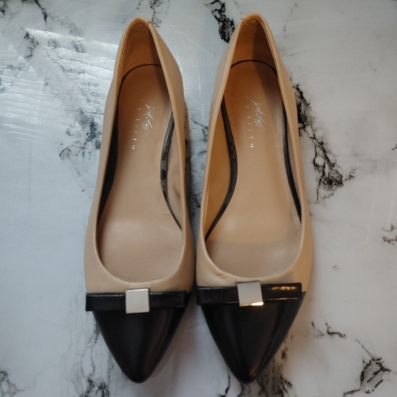 Lord & Taylor 424 FIFTH tan and black leather flats w/ silver bow detail, SZ 5.5 - Picture 1 of 9